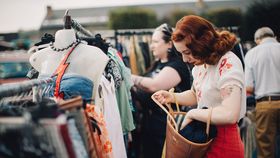 Unul din doi români cumpără de la SH! Și tinerii au devenit clienți fideli ai magazinelor de mâna a doua